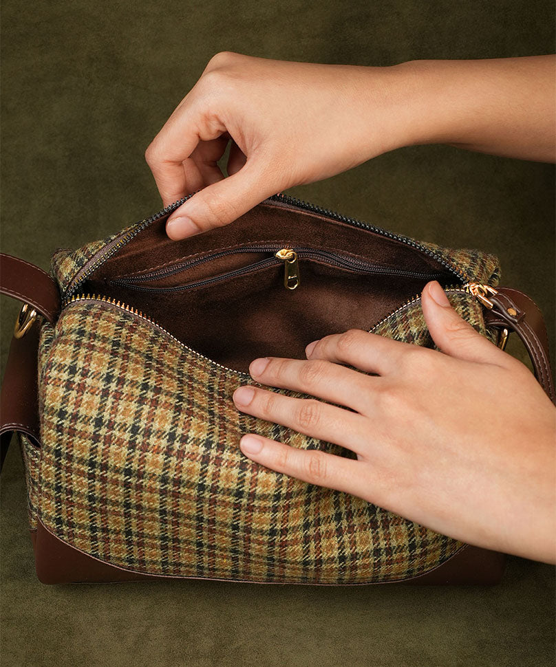 Bonbon Tweed by Theater - A Classic Crossbody Bag in Textured